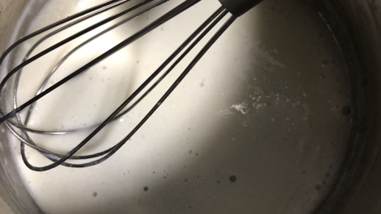 4寸香草戚风,搅拌乳化,充分地混合均匀。