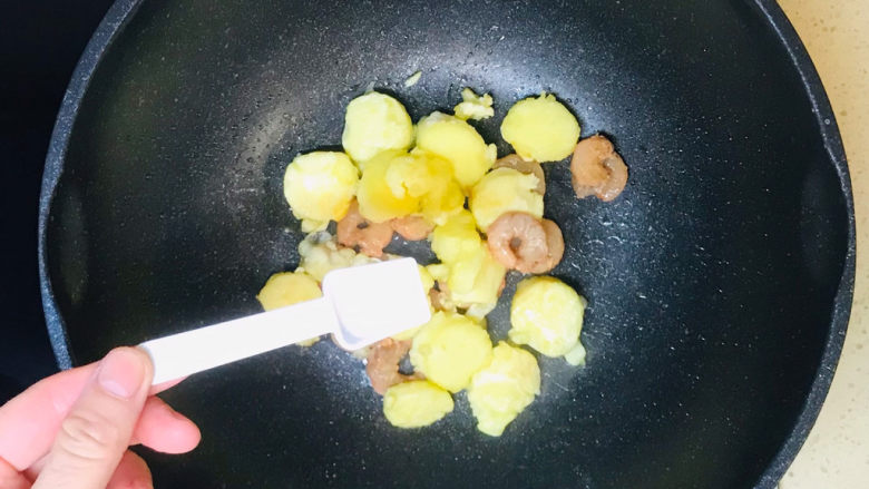 虾仁日本豆腐,小心地翻炒均匀,撒入盐调味