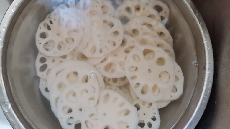 莲藕炒肉片,清洗干净浸泡在水里,防止氧化变黑