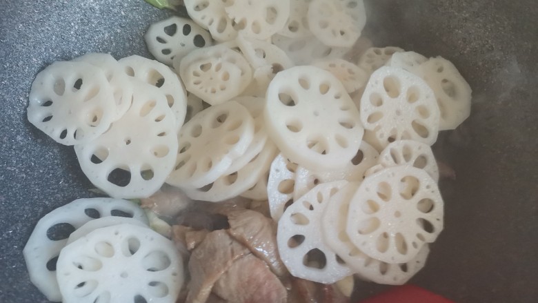 莲藕炒肉片,下入莲藕翻炒