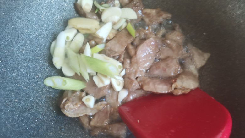 莲藕炒肉片,下入葱姜蒜翻炒出香味