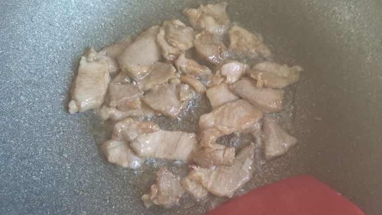 莲藕炒肉片,起锅烧油,下入猪肉翻炒至变色