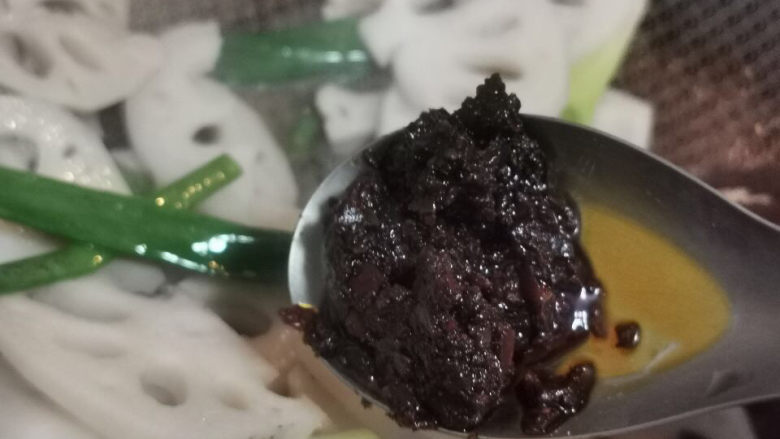 莲藕炒肉片,下藕片,加入拌饭酱