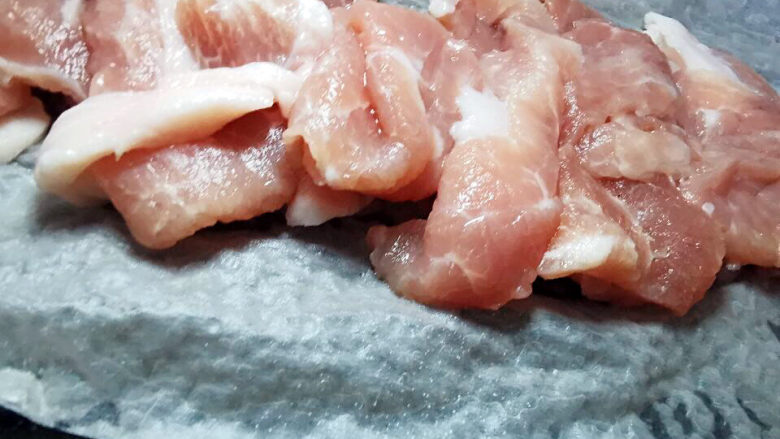 莲藕炒肉片,取出,吸干水分