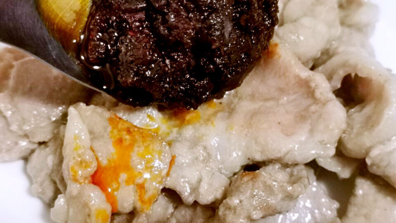 莲藕炒肉片,挖出拌饭酱,倒入肉片
