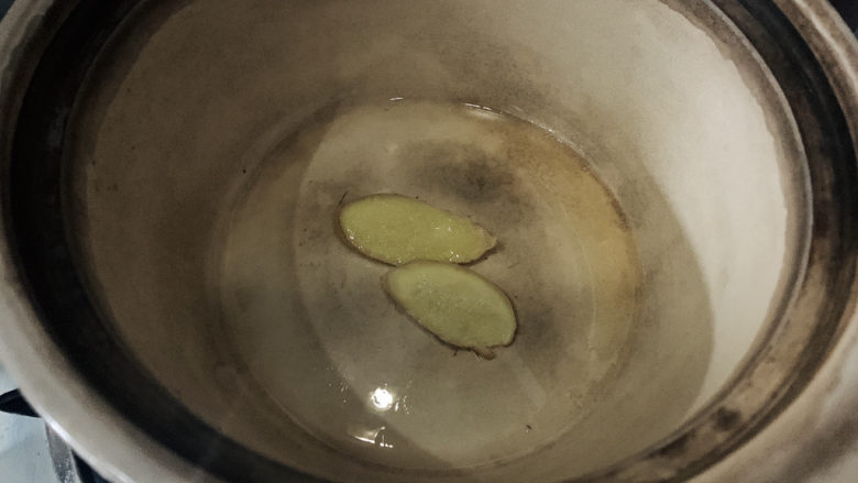 冬瓜海带汤,锅烧热油,加入姜片爆香