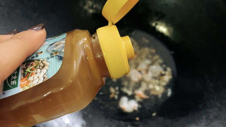 蒜蓉小白菜,加入适量鲜鸡汁,调味做出高汤打底