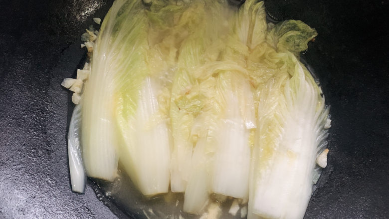 蒜蓉小白菜,然后大火烧制沸腾后,在小火煮2分钟