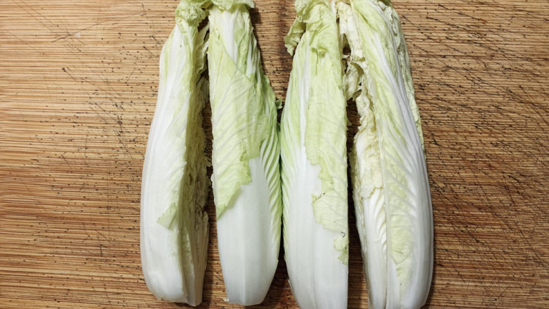 蒜蓉小白菜,将白菜如图分成四份,然后用清水冲一冲