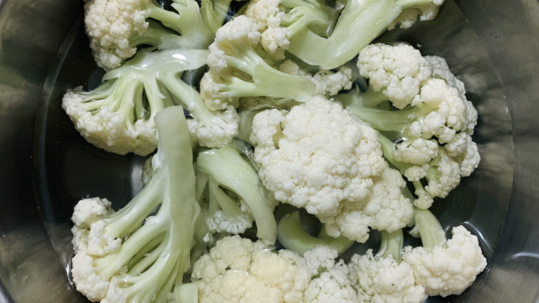 番茄花菜,取适量花菜切成小朵,浸泡在盐水中洗净。