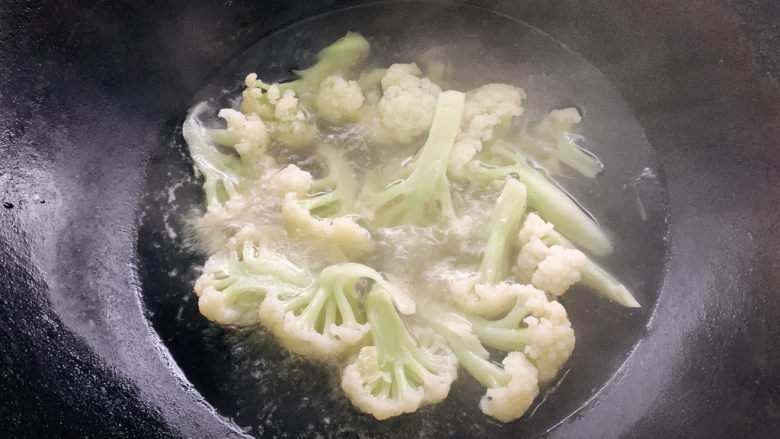 番茄花菜,然后沥干水分,在清水中稍微捞一下,以便一会更快成熟。