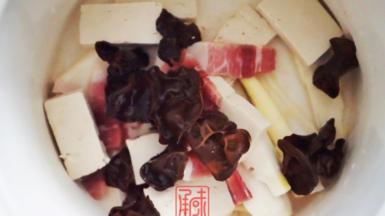 蜂蜜腊肉豆腐煲,8、并加入和鸡汤等比例的纯净水,水开后转至小火,煮20分钟。