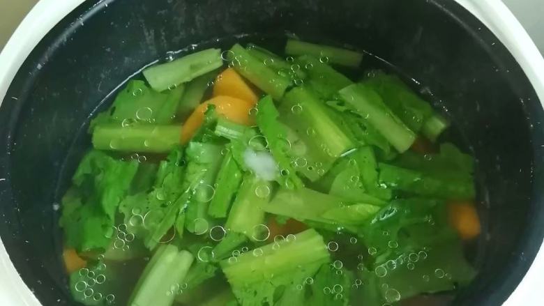 家乡的美食~~番薯煲芥菜,加入油和盐，加入油可以预防青菜变黄