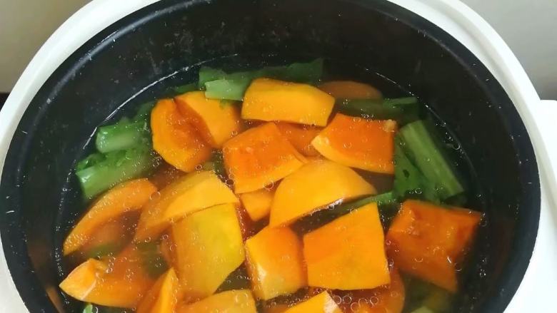 家乡的美食~~番薯煲芥菜,加入南瓜,煲5分钟