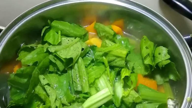 家乡的美食~~番薯煲芥菜,加入菜叶,煲至菜叶软熟