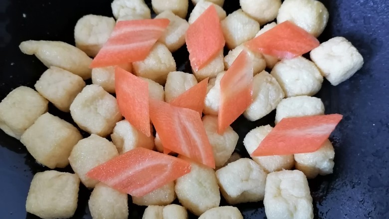 油豆腐炒青椒,放入胡萝卜一同翻炒