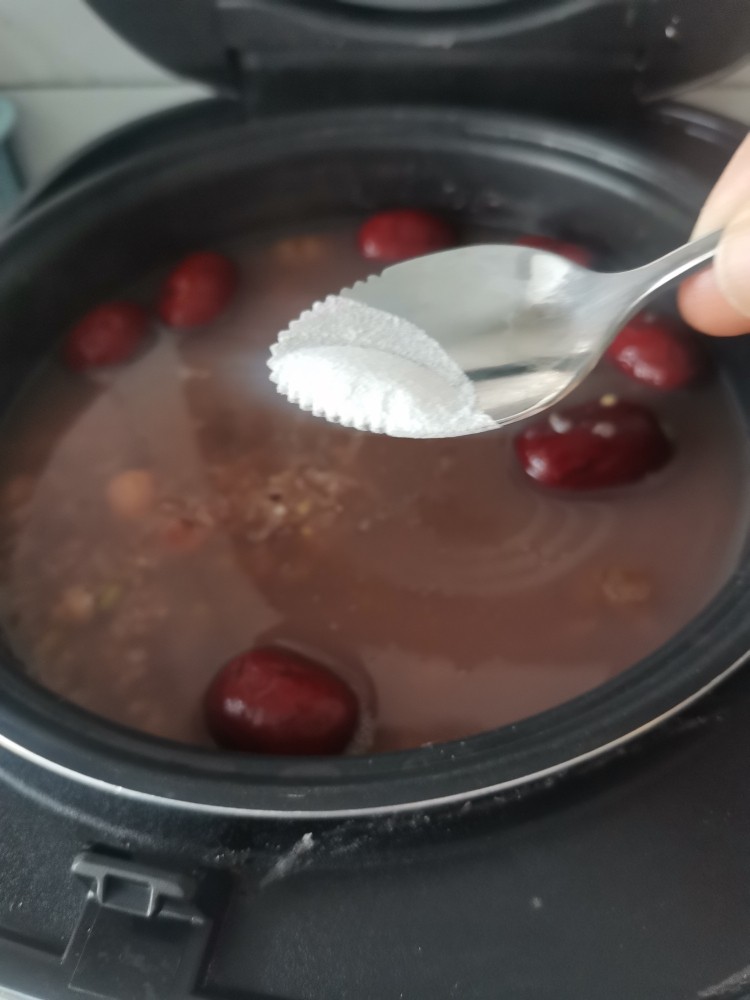 腊八粥,加入小苏打,煮1个小时左右