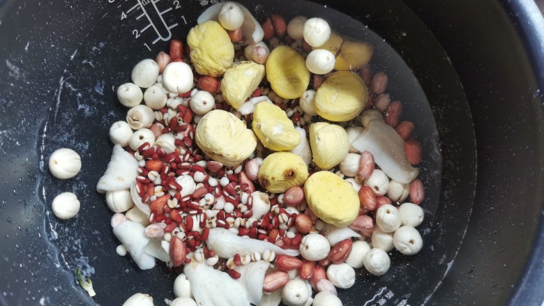 腊八粥【八宝粥】,其余材料均洗干净;食材浸泡完毕,
所有食材全部倒入电高压锅或电饭锅中,加入足量的水进行闷煮1小时以上,电饭锅按煮粥功能,时间长点约煮1小时30分钟。
