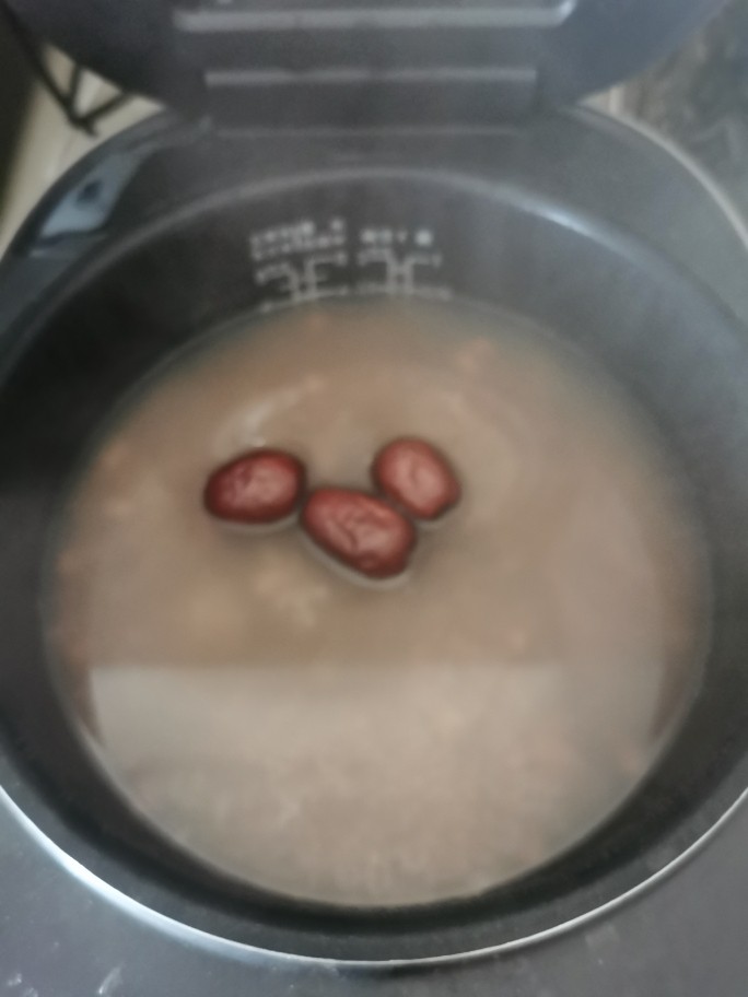 腊八粥【八宝粥】,直到所有食物变得浓稠软糯后,加入<a style='color:red;display:inline-block;' href='/shicai/ 866'>冰糖</a>慢慢搅动至融化。