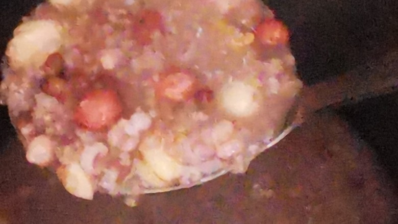 腊八粥【八宝粥】,煲粥要耐着性子,尤其是煲腊八粥这种食材极多的粥,更是要熬到全部熟透软烂,口感会更香甜可口。