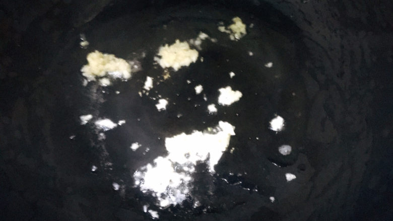 肉末青豆,起油锅,下蒜末爆香