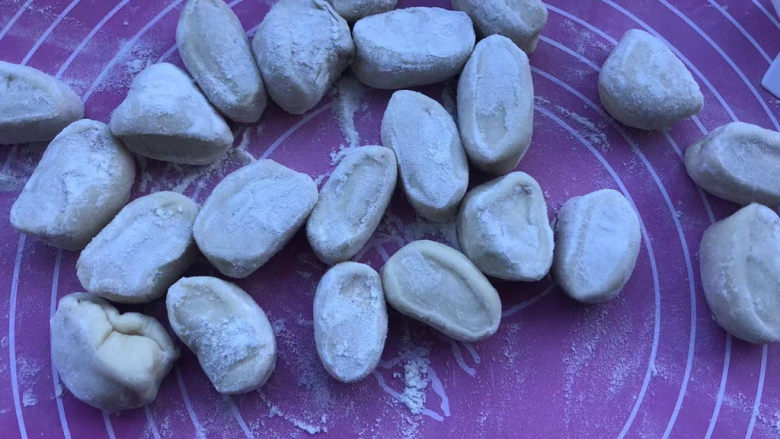 自制春饼皮,案板上撒干粉,让每个剂子都沾上面粉防粘。