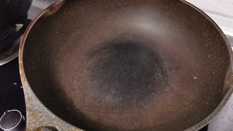 莲藕炒肉片,烧热锅,我用的肉比较肥,不放油