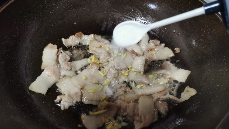 莲藕炒肉片,加入盐