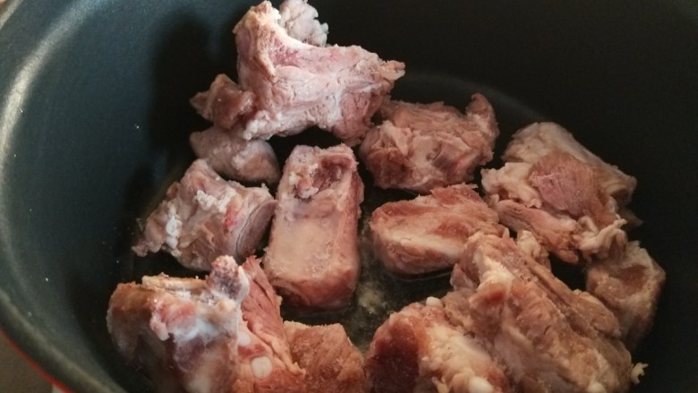 红烧土豆排骨,锅中倒入适量油烧热倒入猪排骨炒均匀,加入<a style='color:red;display:inline-block;' href='/shicai/ 866'>冰糖</a>
