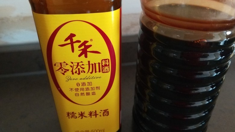 红烧土豆排骨,准备<a style='color:red;display:inline-block;' href='/shicai/ 718'>料酒</a>，<a style='color:red;display:inline-block;' href='/shicai/ 788'>生抽</a>，<a style='color:red;display:inline-block;' href='/shicai/ 762'>老抽</a>。