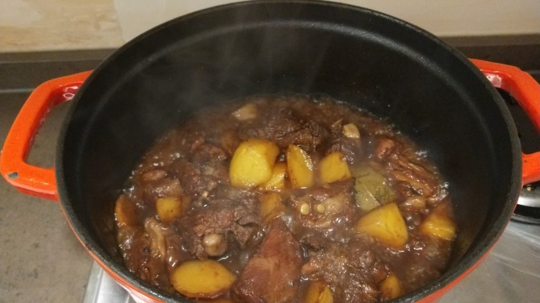 红烧土豆排骨,大火收汁。