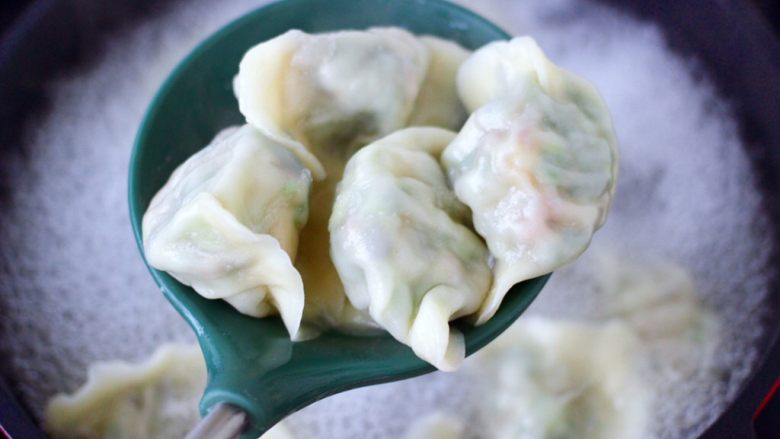 海虹韭菜猪肉水饺,看见所有的饺子漂浮在水面上，即可关火捞出盛入盘中，就可以享用了。