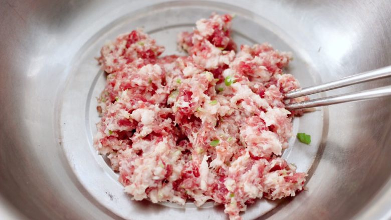 海虹韭菜猪肉水饺,绞好的肉泥放入容器里。