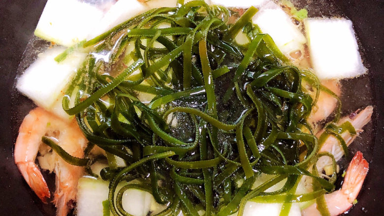 冬瓜海带汤,加入水,烧开锅。