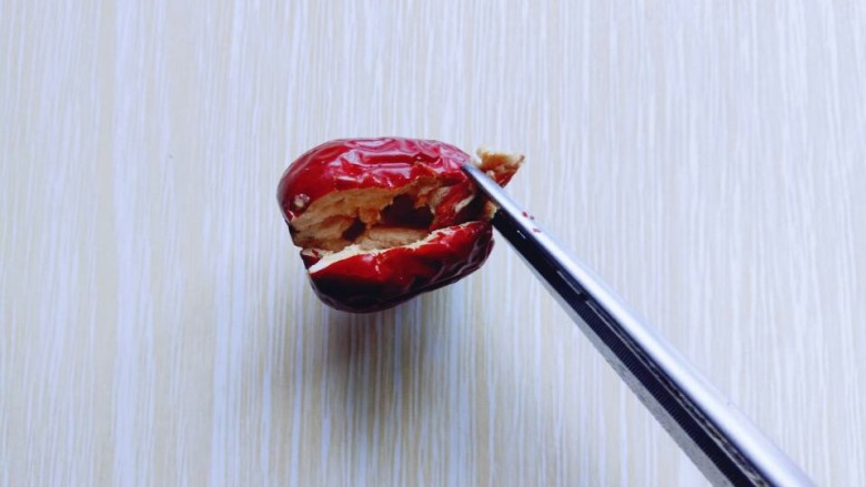 枣夹核桃,再将<a style='color:red;display:inline-block;' href='/shicai/ 2470'>红枣</a>核用剪刀的尖夹住用力拉下来,依次做完。