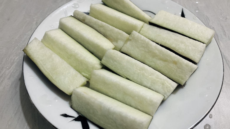 肉末蒸茄子,而后,平铺在盘子中
