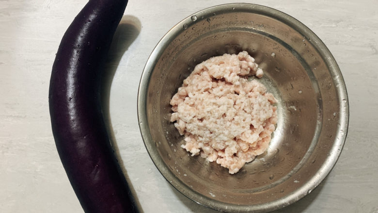 肉末蒸茄子,主要食材如图所示示意,茄子、肉沫。
