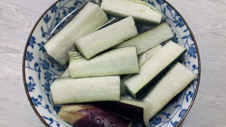 肉末蒸茄子,准备好肉沫之后,取适量茄子洗净切块,然后泡一下盐水,不仅是二次清洗,防止氧化变黑,盐水也能适当给茄子上上味