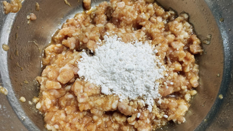 肉末蒸茄子,最后加适量淀粉,让肉沫更具黏性,蒸制过程不会因为水汽进入,而变得零散开来。