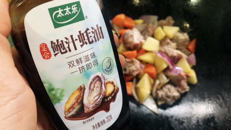 红烧土豆排骨,加适量的鲍汁蚝油,增加鲜味