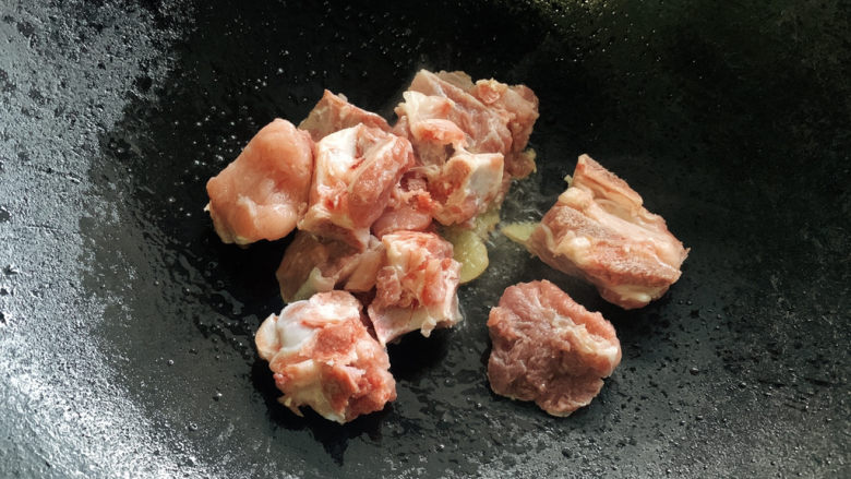 红烧土豆排骨,将排骨肉加入其中,翻炒一下