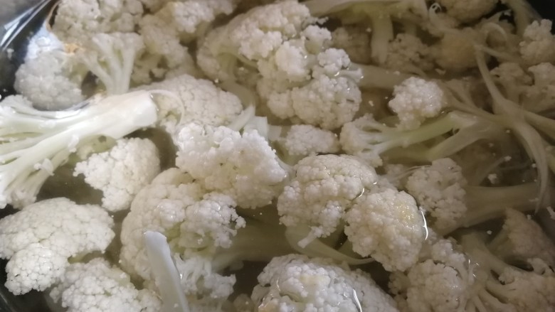 番茄花菜,有机菜花掰小朵,清水里加一小勺小苏打,泡上几分钟,冲洗干净。