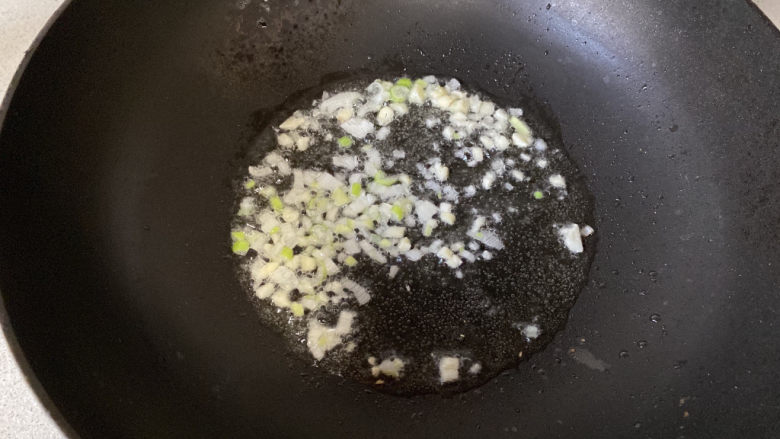 开胃番茄花菜,锅中少油,下葱蒜爆香