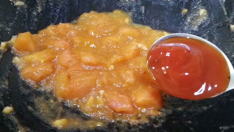 番茄花菜,中小火慢慢把番茄块炒成酱,再加一勺<a style='color:red;display:inline-block;' href='/shicai/ 753'>番茄沙司</a>。