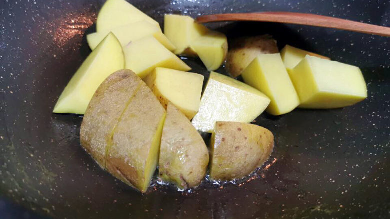 红烧土豆排骨,锅中下少许油,煎土豆块
