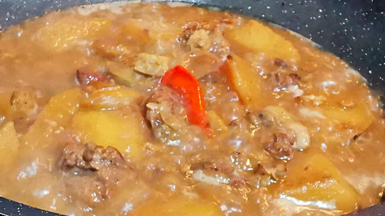 红烧土豆排骨,小火慢煮,大约一个小时左右,汤汁浓郁,排骨软烂,土豆绵软即可