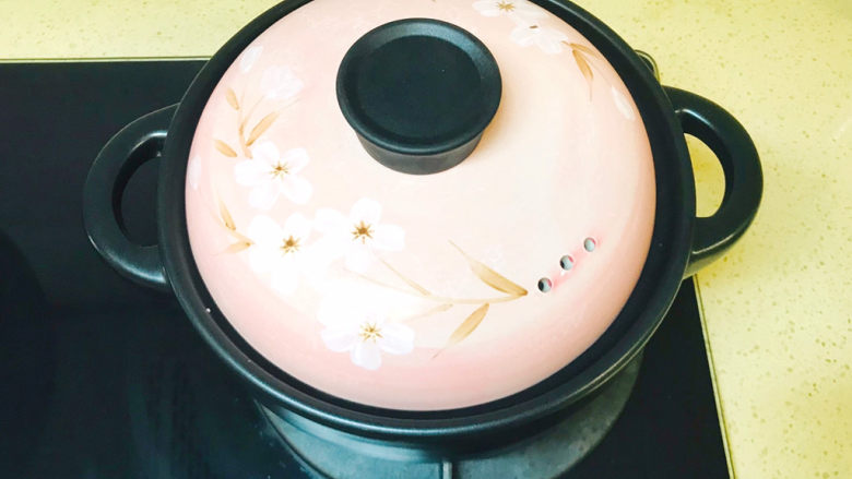 白菜丸子汤,尝一下味道可以,盖上盖子,慢火炖煮