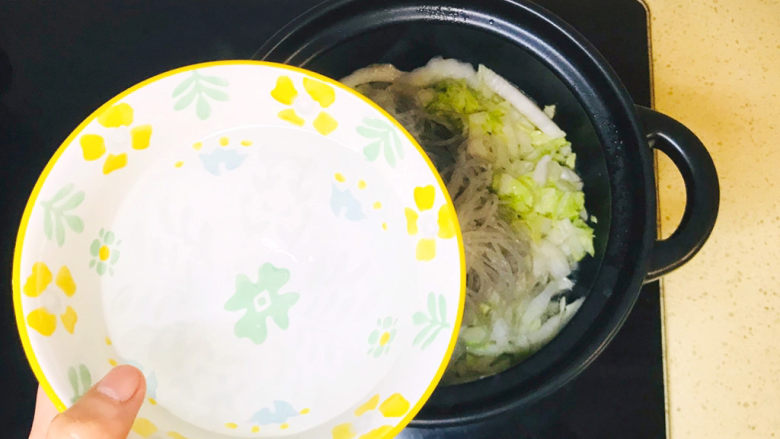 白菜丸子汤,翻炒均匀后,加一碗清水