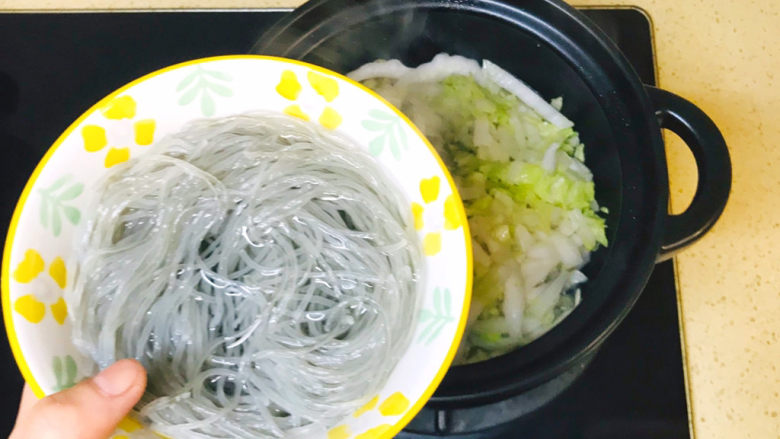 白菜丸子汤,白菜出水恹恹后,加入已经烫软的粉丝