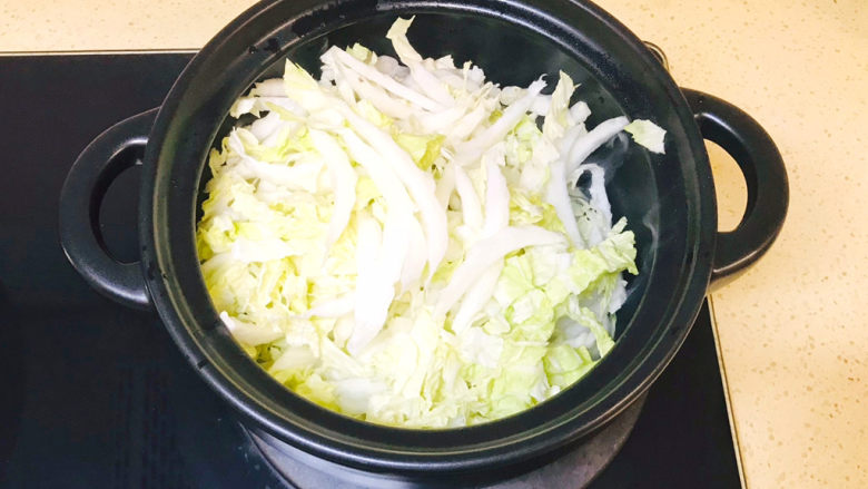 白菜丸子汤,加入白菜,翻炒